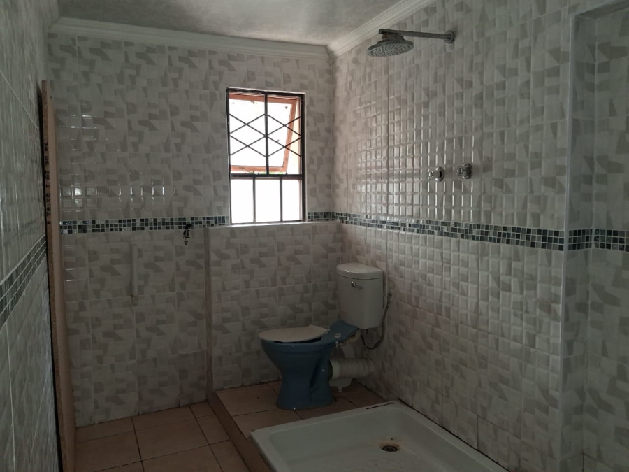 To Let 5 Bedroom Property for Rent in Cambridge Eastern Cape